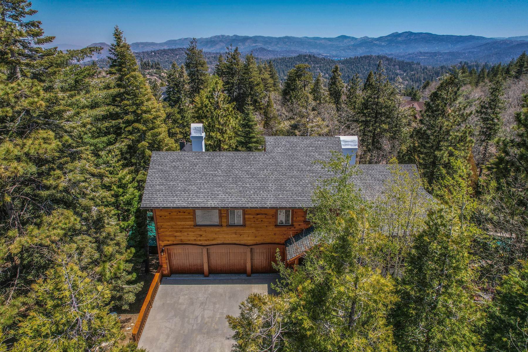 4. Single Family Homes for Sale at 303 Fairway Dr, Lake Arrowhead, CA 92352 303 Fairway Drive Lake Arrowhead, California 92352 United States