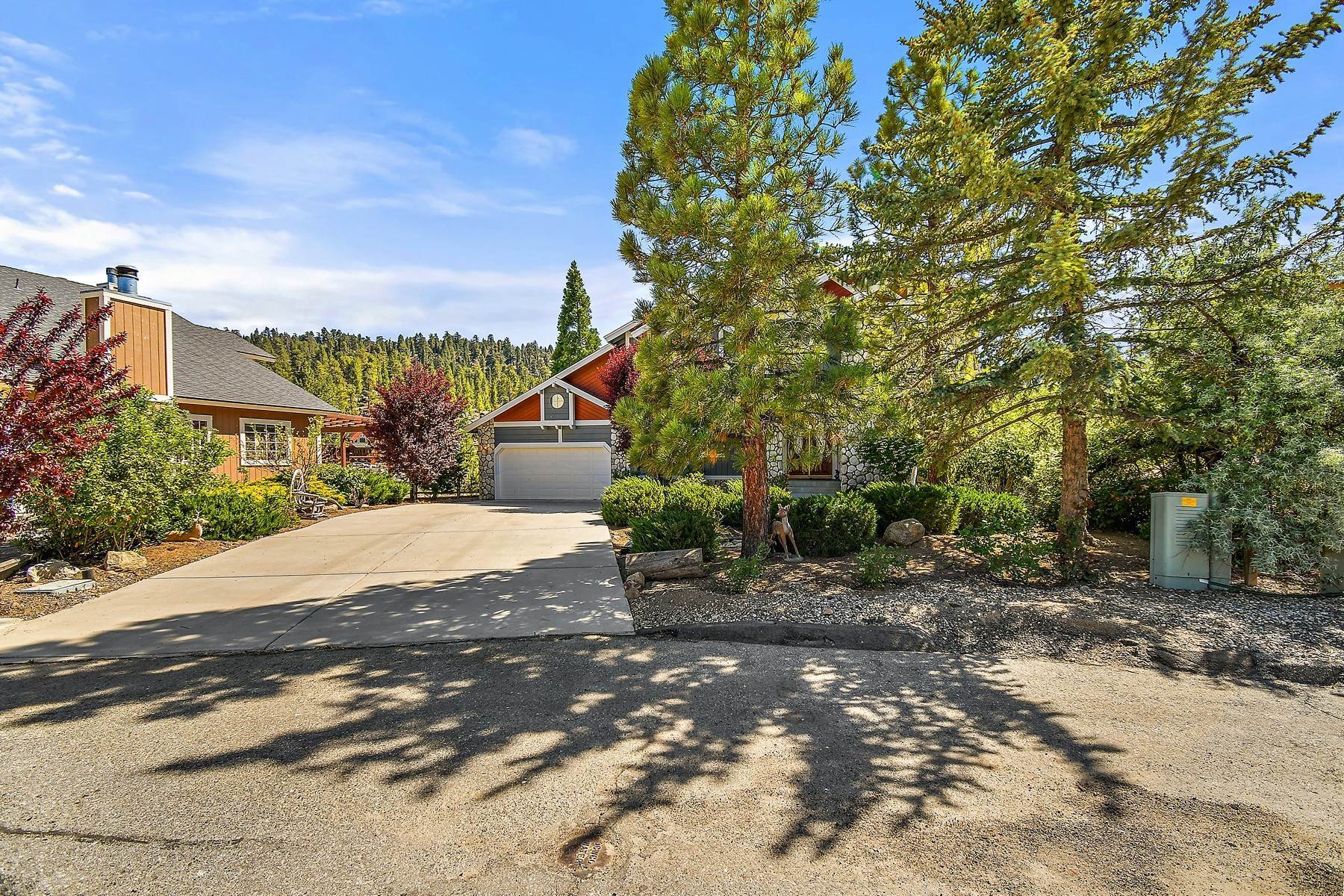 29. Single Family Homes for Sale at 741 Tayles Point Road, Big Bear Lake, CA 92315 741 Tayles Point Big Bear Lake, California 92315 United States