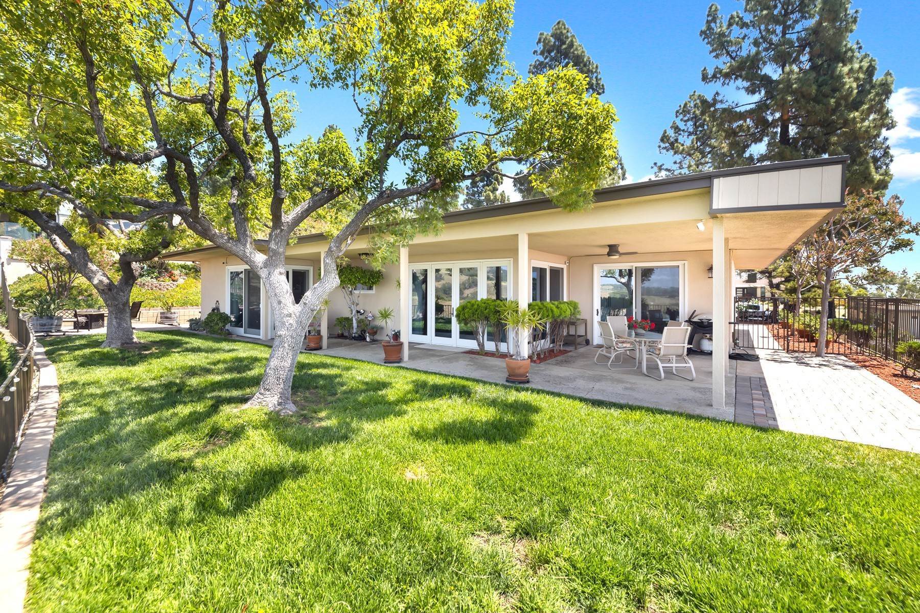 27. Single Family Homes for Sale at 2573 N. Mountain Avenue, Claremont, CA 91711 2573 N. Mountain Avenue Claremont, California 91711 United States