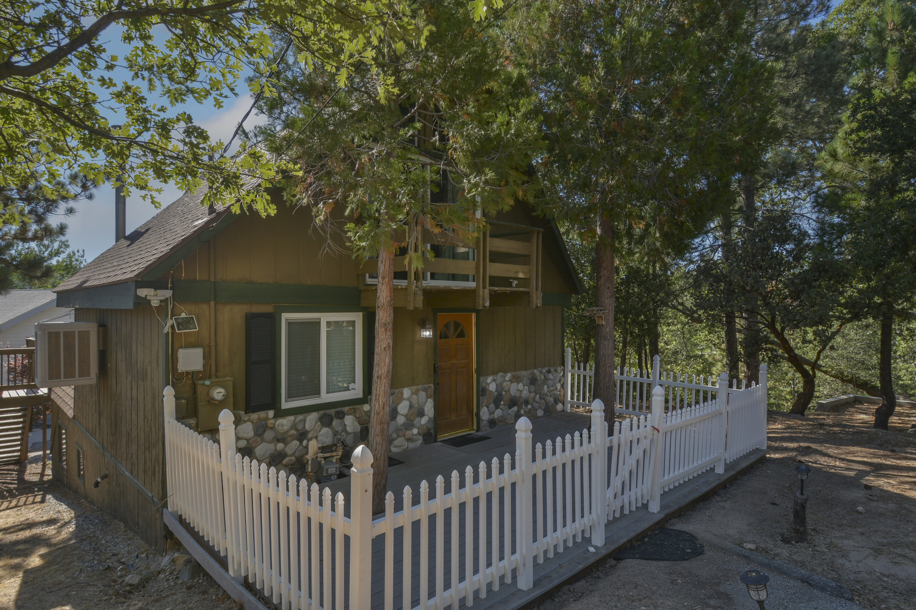 Single Family Homes for Sale at 1028 Grass Valley Rd, Lake Arrowhead 92352 1028 Grass Valley Road Lake Arrowhead, California 92352 United States