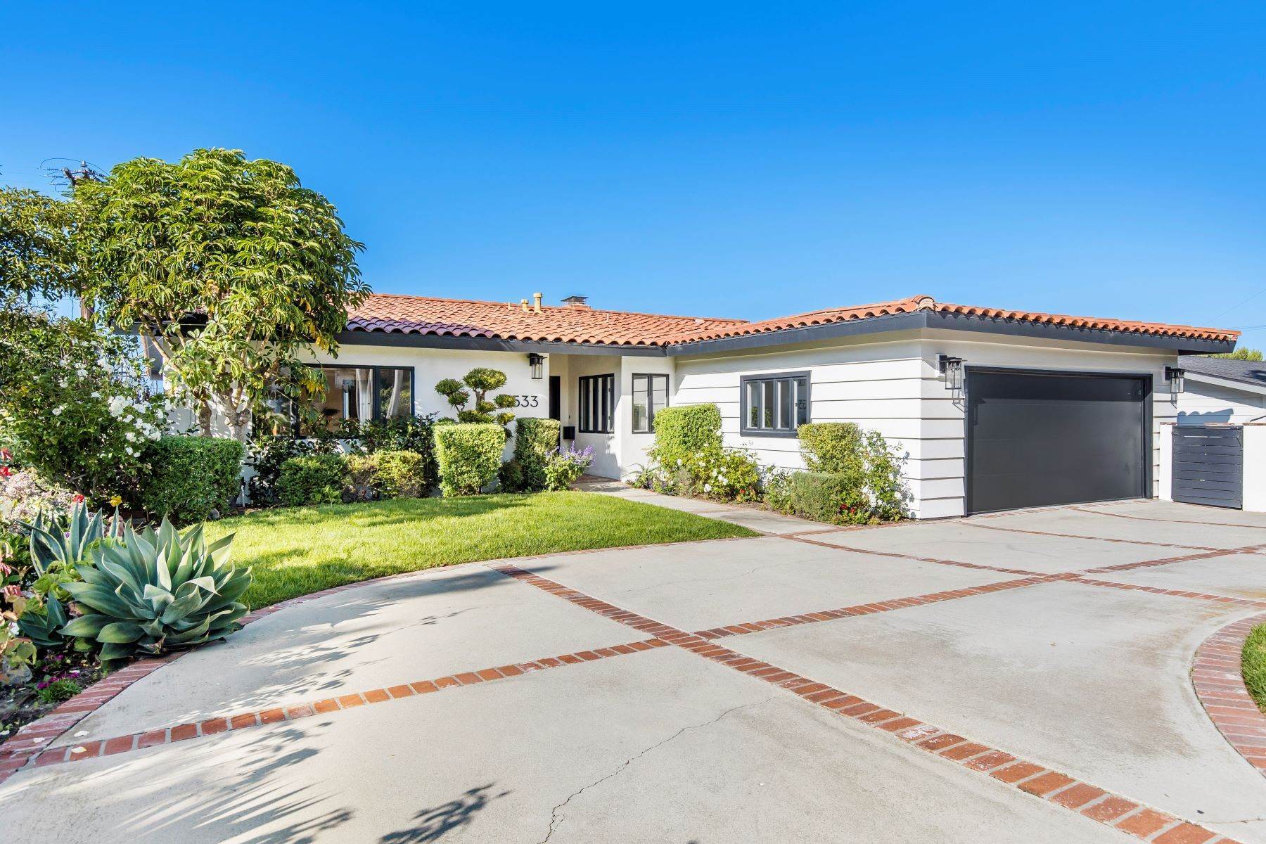 Single Family Homes for Sale at 533 Paseo de las Estrellas, Redondo Beach, CA 90277 533 Paseo de las Estrellas Redondo Beach, California 90277 United States