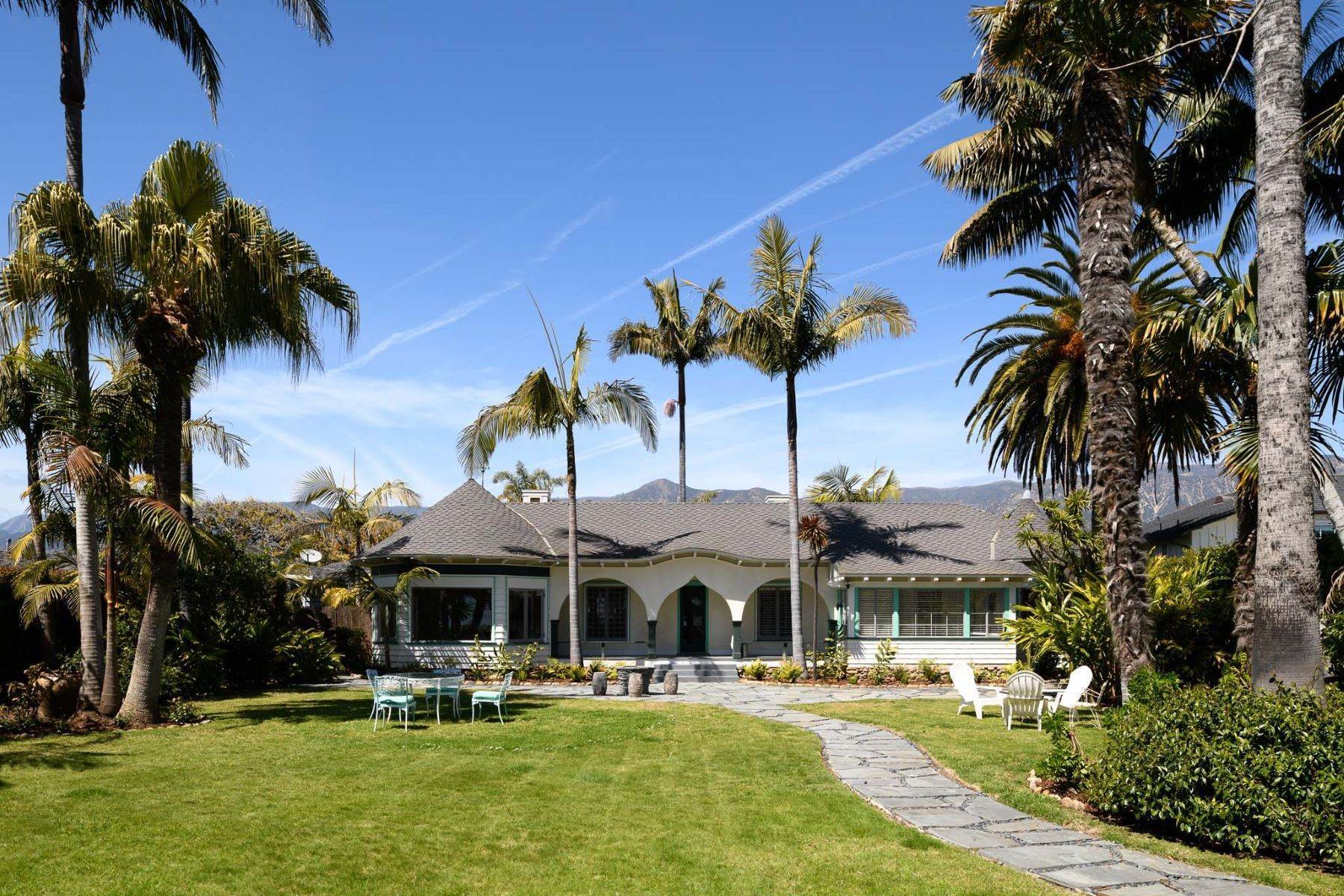 Single Family Homes à Iconic Miramar Victorian Cottage 52 Miramar Avenue Montecito, Californie 93108 États-Unis